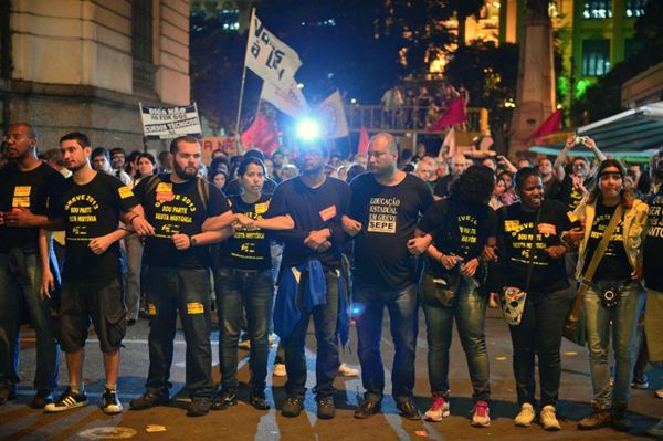 Na noite dessa segunda-feira (30/9), um ato que reuniu professores e integrantes do movimento Black Bloc acabou com oito pessoas detidas e pelo menos 15 feridas, sendo nove policiais, informou a Polícia Militar