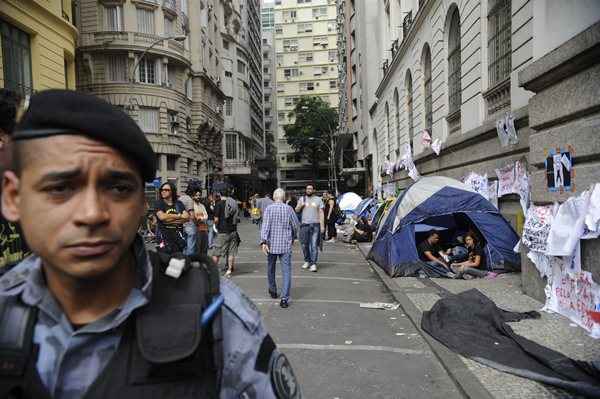 O prédio da Câmara Municipal é cercada por grades e policiamento durante votação do plano de carreira, cargos e salários dos profissiionais da educação