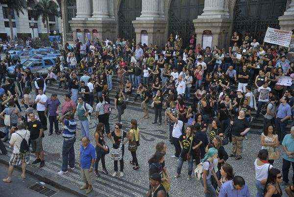 Há pouco, um grupo de manifestantes tentou invadir a Câmara Municipal através de um portão lateral