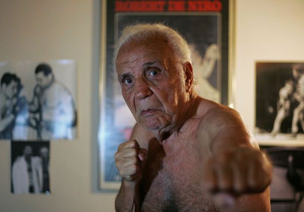 Campeão de boxe peso médio Jake LaMotta aprendeu a lutar com um picador de gelo na mão em uma escola do Bronx