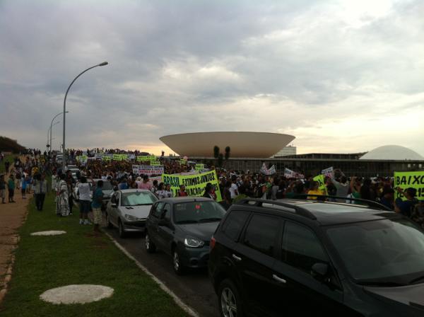 Cerca de mil índios fecharam a via para pedir o arquivamento de propostas que tramitam no Congresso Nacional