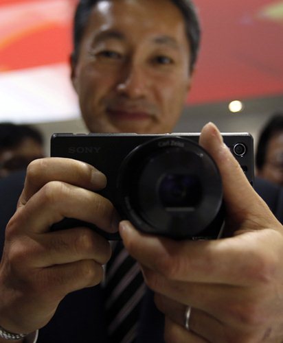 Presidente da Sony Corp e CEO Kazuo Hirai, mostra o novo Sony Xperia Z1 durante CEATEC