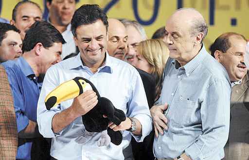 Aécio e Serra, durante evento partidário em 2011: ao selar as pazes, tucano paulista distenciona as relações internas