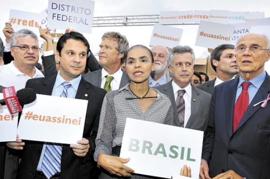 Cercada por parlamentares, Marina Silva participa de manifestação na Praça dos Três Poderes: 