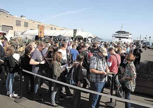 Turistas fazem fila para receber de volta o dinheiro dos ingressos para a lendária prisão de Alcatraz, na Califórnia