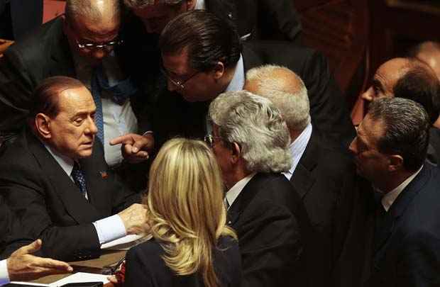 Silvio Berlusconi (E) fala com líderes de centro-direita no Senado, em Roma