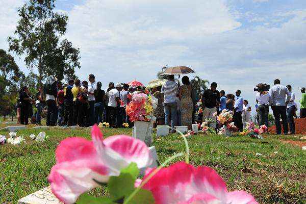 Família foi morta brutalmente por um ex-cunhado de uma das vítimas; polícia ainda procura o suspeito