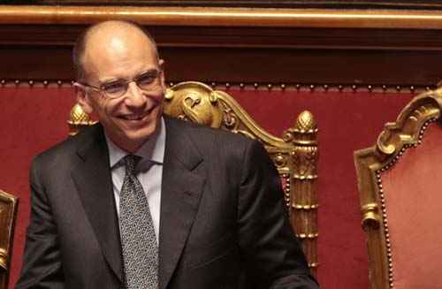 Primeiro-ministro da Itália, Enrico Letta sorri durante voto de confiança no Senado, em Roma