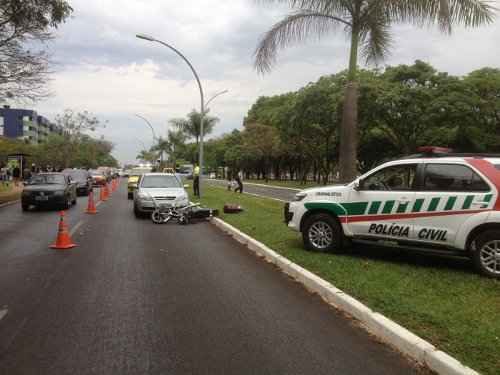 Um acidente por volta das 17h envolvendo uma moto e um carro deixou o trânsito lento no Eixinho Norte, na altura da 215. Não houve feridos. Uma das faixas da via ficou fechada para a perícia da Polícia Civil