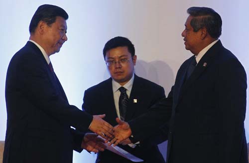 Xi Jinping aperta a mão do presidente da Indonésia, Susilo Bambang Yudhoyono, durante um fórum de negócios em Jacarta