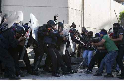 Policiais e manifestantes se chocam durante protesto na praça da Cidade do México