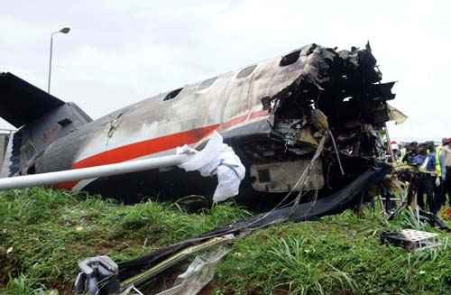 A imagem mostra os destroços de um avião da Associated que pousou no Aeroporto Saara logo após a decolagem em Lagos AFP PHOTO / PIUS Utomi EKPEI