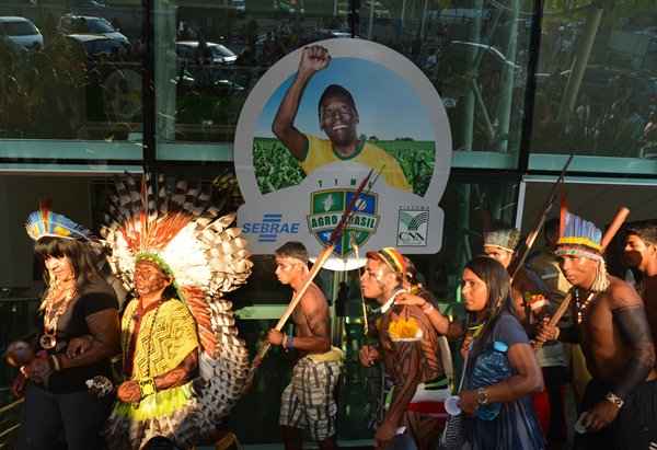 Índios ocupam parte do prédio da Confederação da Agricultura e Pecuária do Brasil (CNA), no Setor de Áreas Norte, na capital federal. O ato é parte da Mobilização Nacional em Defesa da Constituição Federal