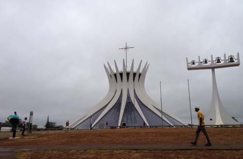 Catedral de Brasília: brasiliense se depara com céu nublado no início da manhã