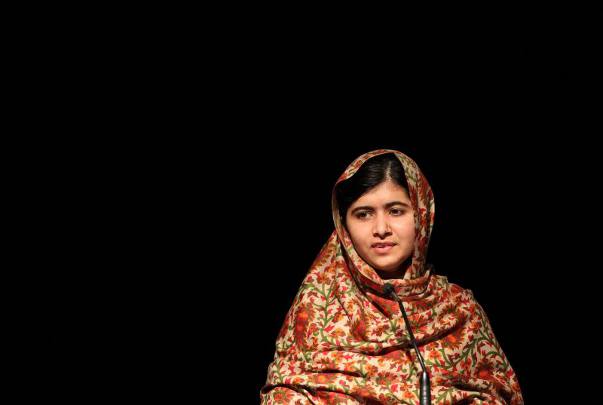 Malala Yousafzai foi baleada na cabeça quando saía da escola, no Vale de Swat