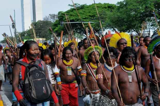 Índios em manifesto contra a PEC 215 durante a semana de Mobilização Nacional Indígena