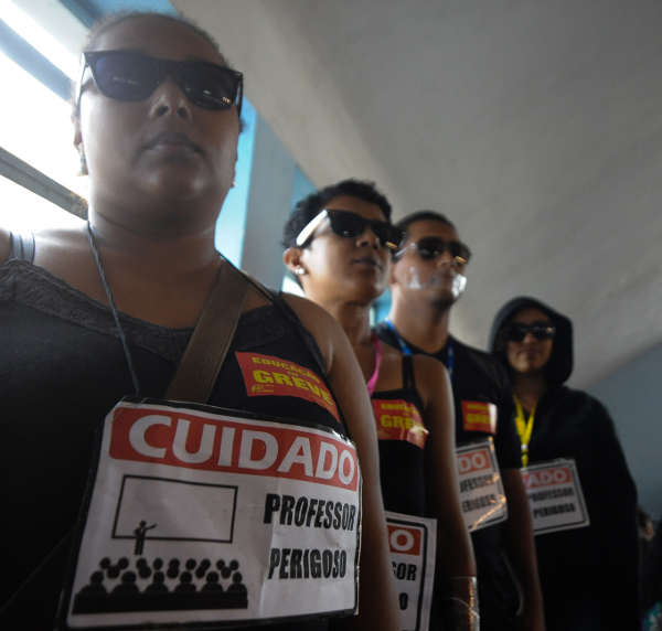 Assembleia dos professores debate continuação da greve e violência sofrida pelos profissionais da Educação