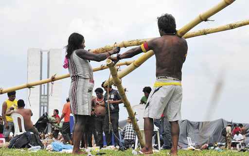 Índios desmontam acampamento em frente ao Congresso, mas prometem voltar se a PEC 215 entrar em pauta