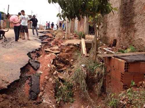 Força da água destruiu o asfalto e inundou casas: prejuízos