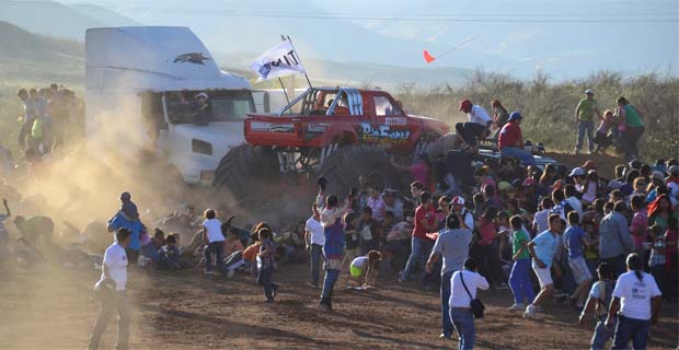 Motorista de monster truck com rodas de 1,5 m perdeu o controle do veículo e avançou rumo à multidão