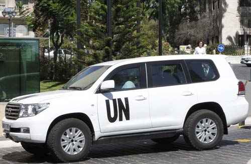 Veículo da ONU transporta equipe de especialistas da Organização para a Proibição de Armas Químicas (OPAQ) durante missão em Damasco