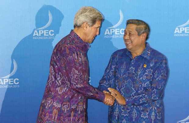 Secretário de Estado dos EUA John Kerry é recebido pelo presidente da Indonésia, Susilo Bambang Yudhoyono (D) durante a APEC