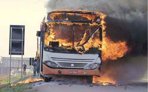 Passageiros se revoltaram e colocaram fogo no carro que apresentou problemas mecânicos