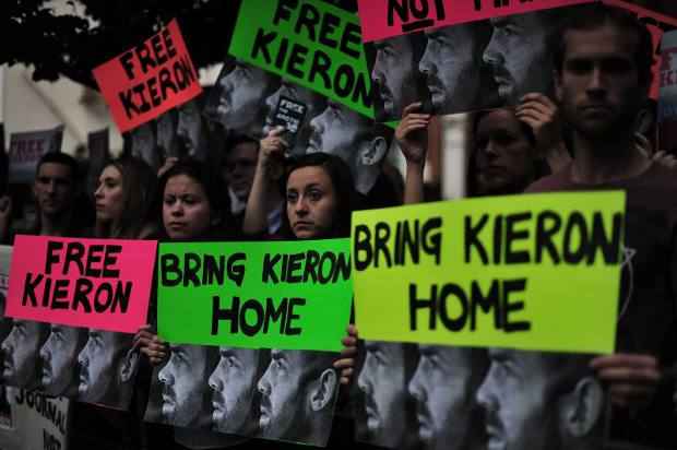 Em protesto, manifestantes pediram a liberdade do cinegrafista britânico Kieron Bryan durante manifestação contra a detenção de ativistas do Greenpeace pela Rússia