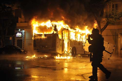 Manifestantes mascarados tentaram invadir a Câmara dos Vereadores e depredaram agências bancárias e ônibus no centro da cidade