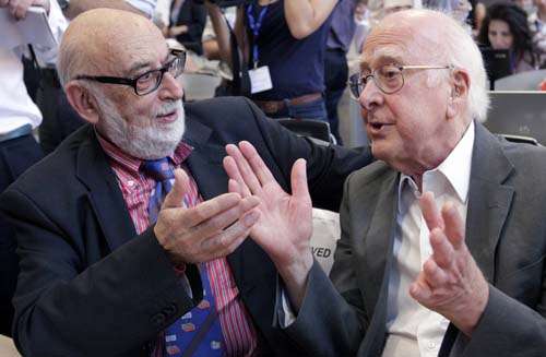 Peter Higgs conversa com o François Englert antes de uma entrevista coletiva na busca pelo bóson de Higgs na Organização Europeia para a Pesquisa Nuclear (CERN), em Meyrin, perto de Genebra, em julho de 2012