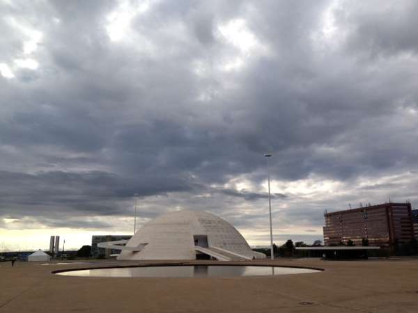 Céu nublado em Brasília avisa que as chuvas devem continuar