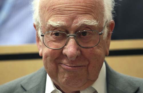 Peter Higgs é fotografado antes de um seminário científico sobre a atualização mais recente na busca pelo bóson de Higgs na Organização Europeia para a Pesquisa Nuclear (CERN), em Meyrin, perto de Genebra, em julho de 2012