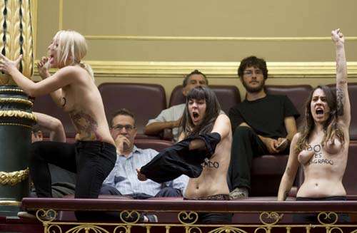 Integrantes do movimento feminista Femen gritam durante manifestação no congresso em Madrid