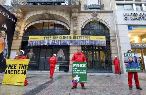 Ativistas do Greenpeace fazem protesto em na frente a sede da empresa russa Gazprom em Paris