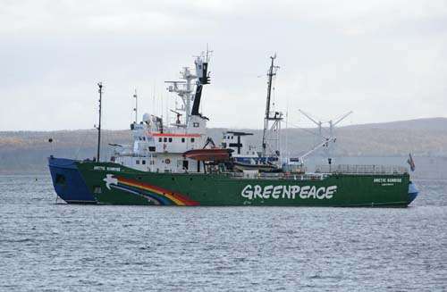 Navio do Greenpeace que foi rebocado no Ártico pela Guarda Costeira russa