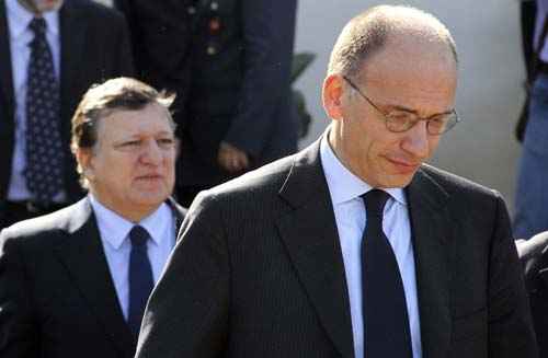 Enrico Letta (D) e José Manuel Barroso (E) durante visita a Lampedusa