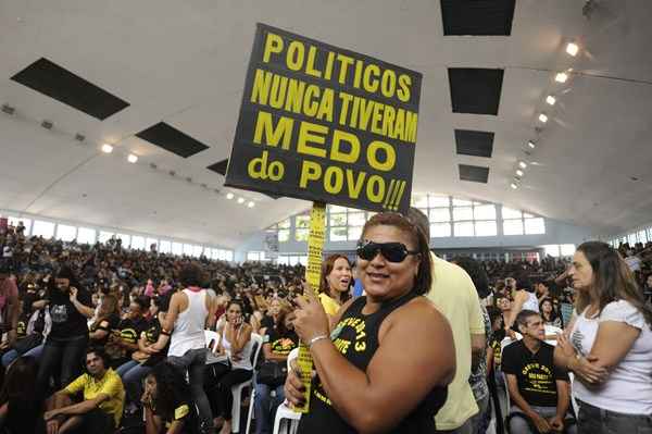 Os profissionais da rede municipal de ensino realizam assembleia geral da categoria