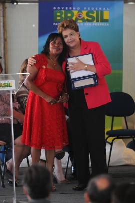 A presidente Dilma Rousseff e Mariazinha dos taxistas, durante cerimônia de sanção da MP 615 no núcleo de apoio aos taxistas Sinpetaxi