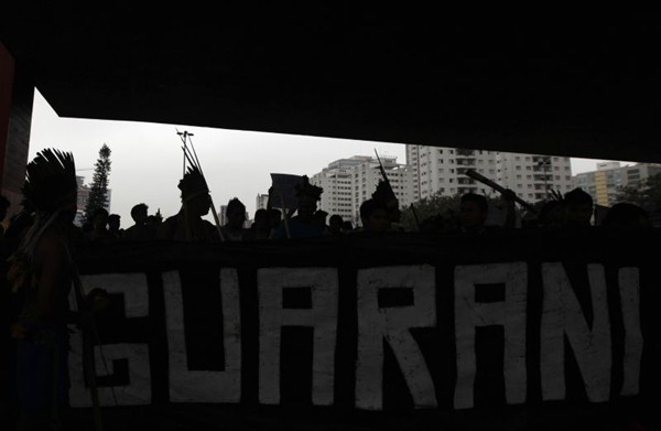 Tribo Guarani participa de uma manifestação contra a proposta de Emenda Constitucional PEC 215