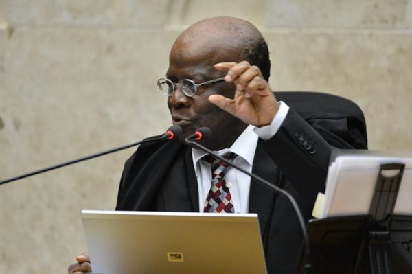 Ao chegar à sessão do Supremo, Barbosa explicou que um processo chega ao fim (trânsito em julgado) para os réus, quando os segundos embargos são rejeitados pelo plenário