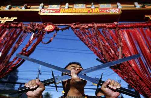 Festival vegetariano de Phuket oferece desfiles sangrentos de taoístas