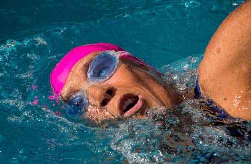 Diana Nyad consegue nadar 48 horas por vítimas do furacão Sandy