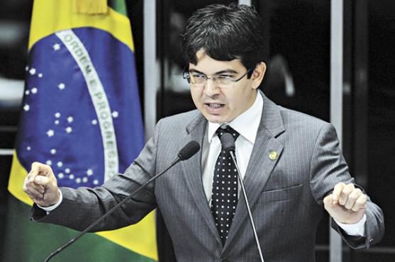 O senador Randolfe Rodrigues critica o Carf: 