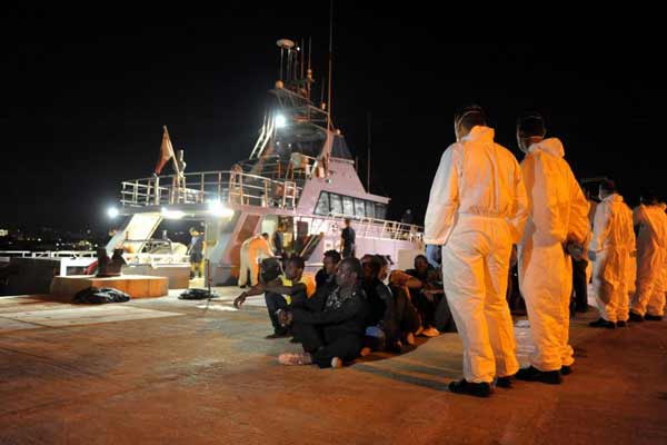 Ao todo, 143 imigrantes chegaram a Valeta após uma viagem de 10 horas em um barco das forças armadas maltesas