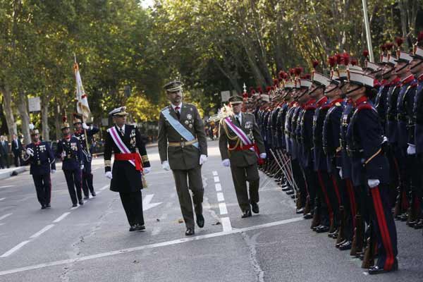 O desfile, sob a bandeira da austeridade devido à crise econômica, reuniu 2.600 militares e durou pouco mais de uma hora