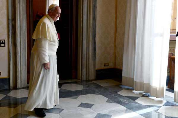 Em um encontro realizado no Vaticano, Papa Francisco acrescentou que gostava de pensar que a Igreja não era masculina, mas feminina