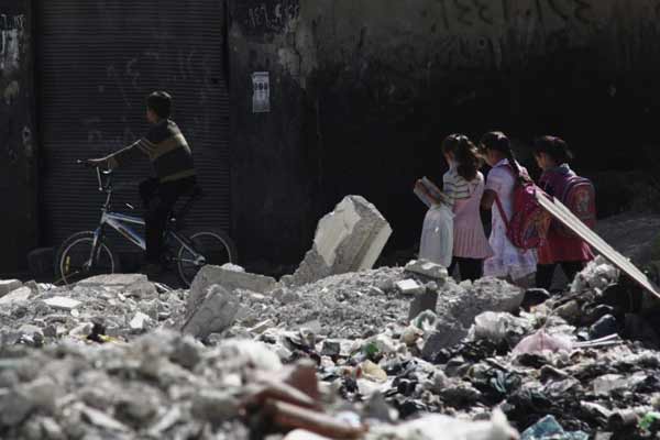 O obus caiu perto de uma escola em um bairro residencial de Damasco, que estava fechada