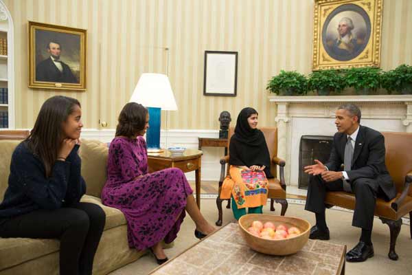 Jovem paquistanesa participou de uma reunião na sexta-feira (11/10) na Casa Branca com o presidente americano e sua esposa, Michelle