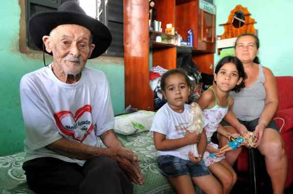 Seu Toninho, de 103 anos, com a filha Maria Helena e duas bisnetas: ele recebe um salário mínimo pelo INSS