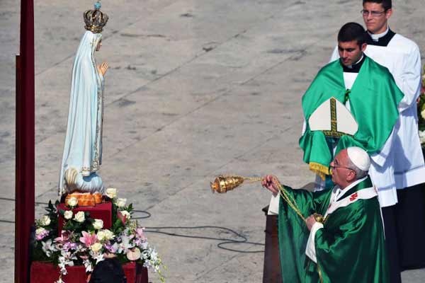 Em missa na Praça de São Pedro, o papa ressaltou o compromisso de ser fiel em ações diárias